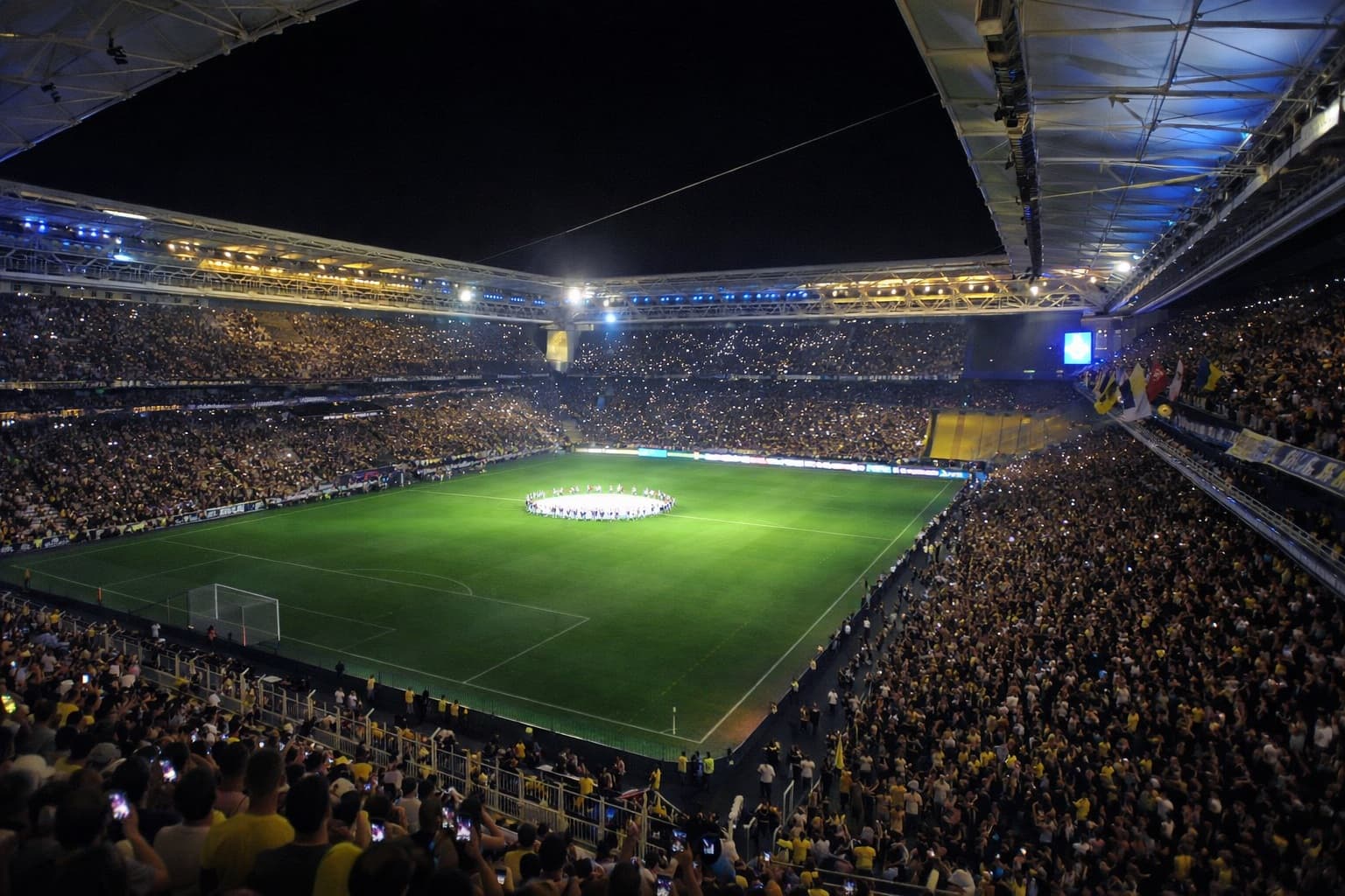 Gece stadyum atmosferi